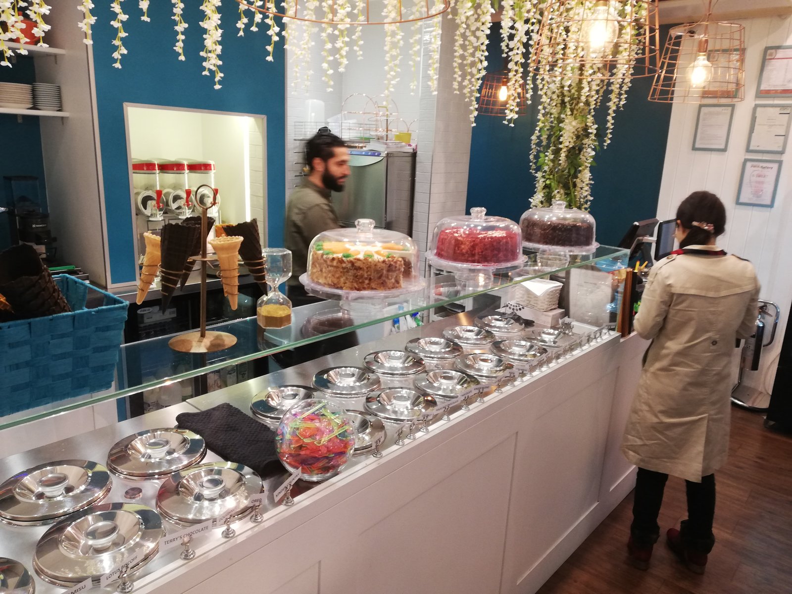 Desserts cafe/coffee work in ice cream shop